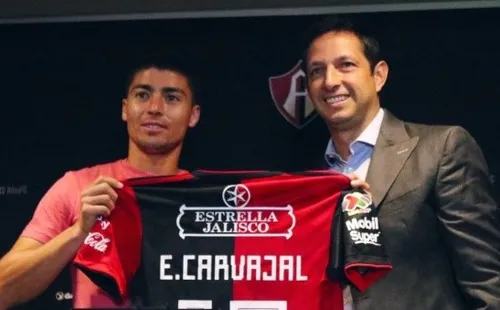 Esteban Carvajal posando con la camiseta de Atlas