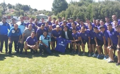 Iván Zamorano compartiendo con los jugadores de Deportes Concepción