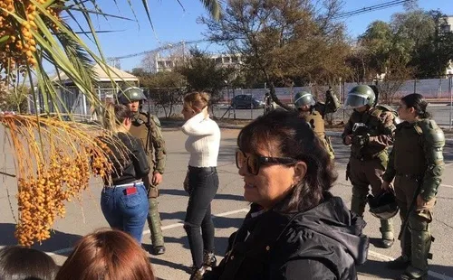 Familia de Esteban Paredes con carabineros