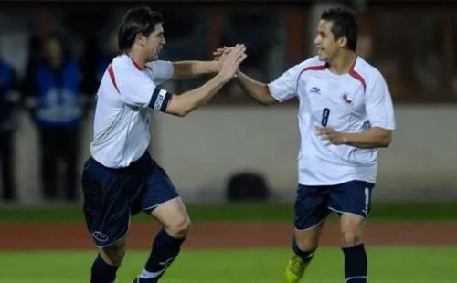 El Matador junto al Niño Maravilla jugando por la Roja