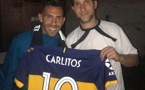 Carlitos aprovechó de repartir camisetas de Boca