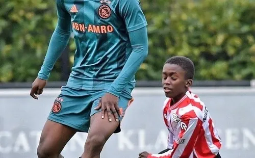 Imagen viral de Easmon con su rival