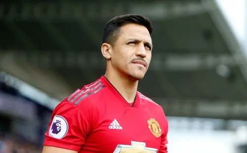 Vistoso bigote de Alexis en el Manchester United