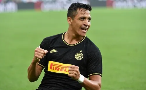 Alexis celebrando su primer gol con el Inter