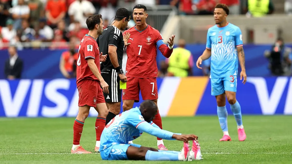 Cristiano Ronaldo reclama una amarilla contra Bernardo Silva. Foto: Getty