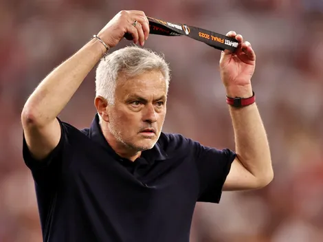 Mou regala su medalla de plate tras perder la Europa League
