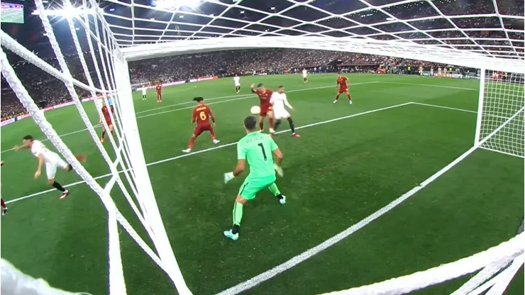 Mancini trató de despejar pero envió el balón a su arco. Así, Sevilla empata con la Roma en la final de Europa League.