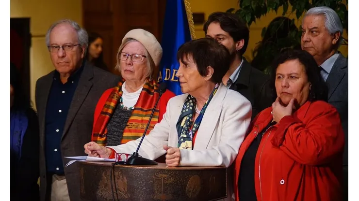 Diputados presentan proyecto de ley para sancionar el negacionismo en Chile.