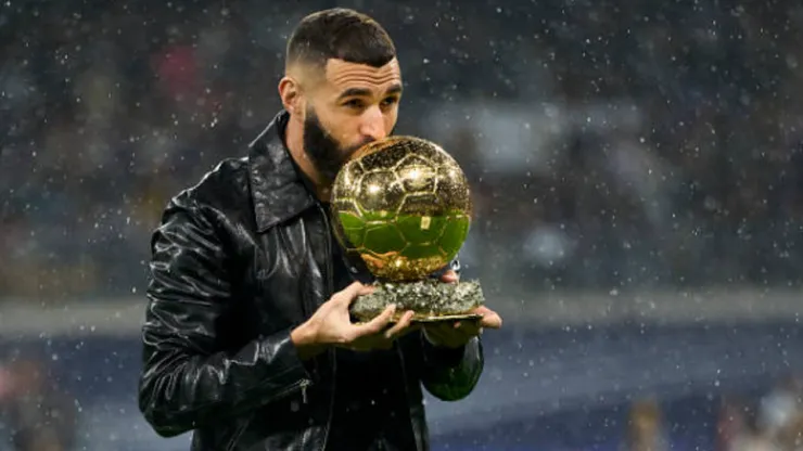 Karim Benzema tiene una propuesta para renovar su contrato en el Real Madrid, pero recibió una mega oferta desde Arabia Saudita.