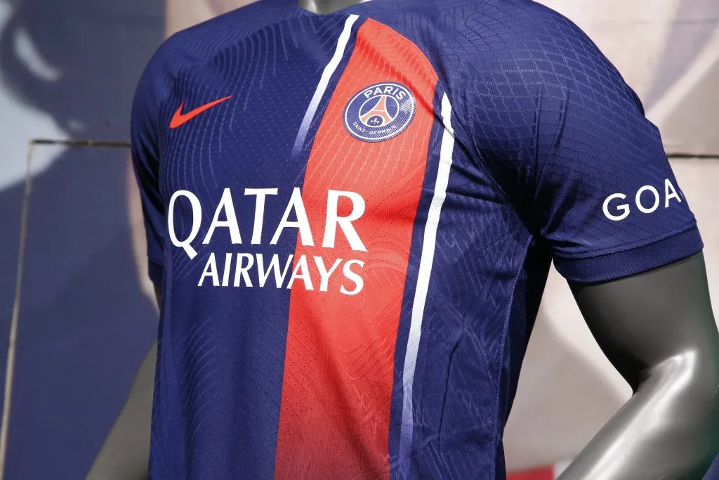 Esta es la nueva camiseta del PSG para la temporada 2023/24. Lionel Messi posó con ella, pero no la usará en la cancha. Foto: Comunicaciones PSG.
