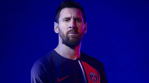 Lionel Messi posó con la nueva indumentaria del París Saint-Germain, a días de jugar su último partido.