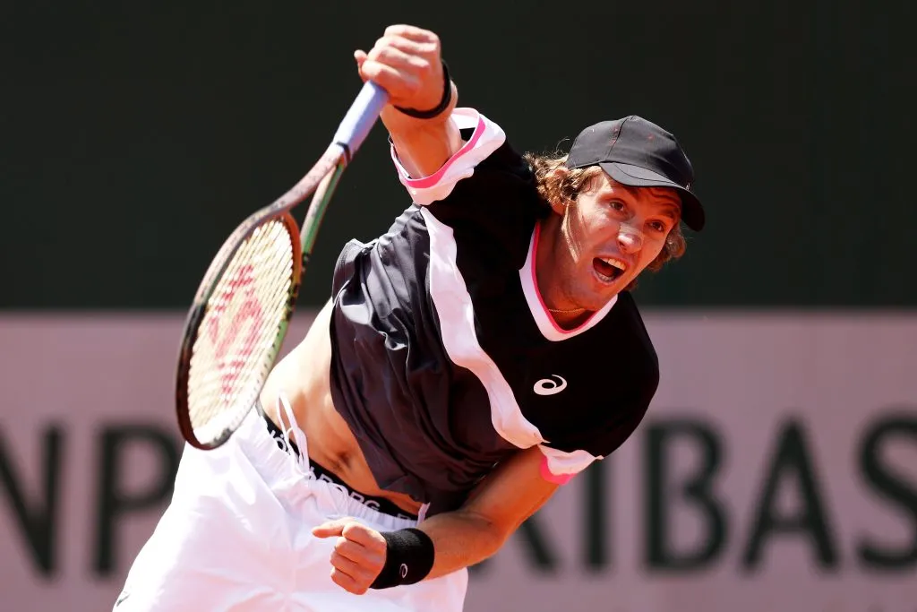 Nicolás Jarry en acción ante Hugo Dellien en la 1° ronda de Roland Garros: el chileno ganó por parciales de 6-4/6-4 y 6-2. (Clive Brunskill/Getty Images)