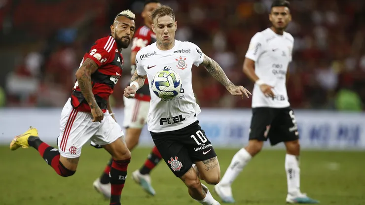 Arturo Vidal podría tener una nueva competencia en el mediocampo del Flamengo. Y hay un ex UC que es clave en el traspaso.