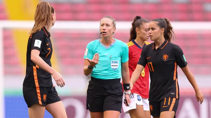 Tori Penso dirigiendo en el Mundial Femenino Sub 20 de Costa Rica en 2022.