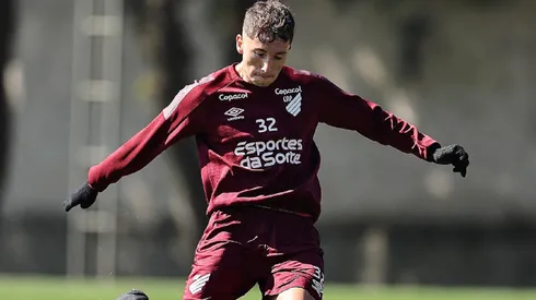 Luciano Arriagada corre muy de atrás en la consideración de Paulo Turra en Athletico Paranaense.