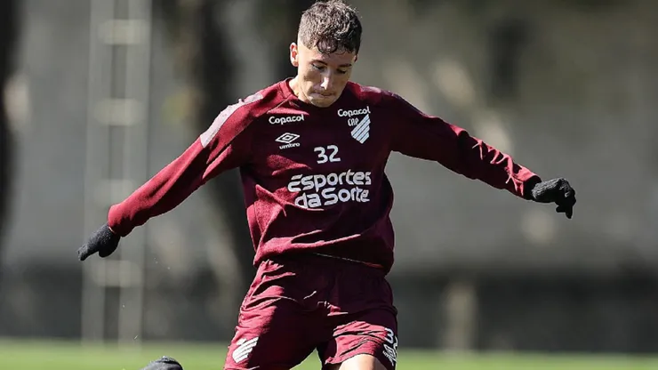 Luciano Arriagada corre muy de atrás en la consideración de Paulo Turra en Athletico Paranaense.