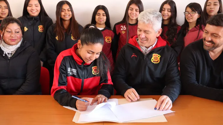 Aplausos: Rangers Fem presenta a su primera jugadora contratada