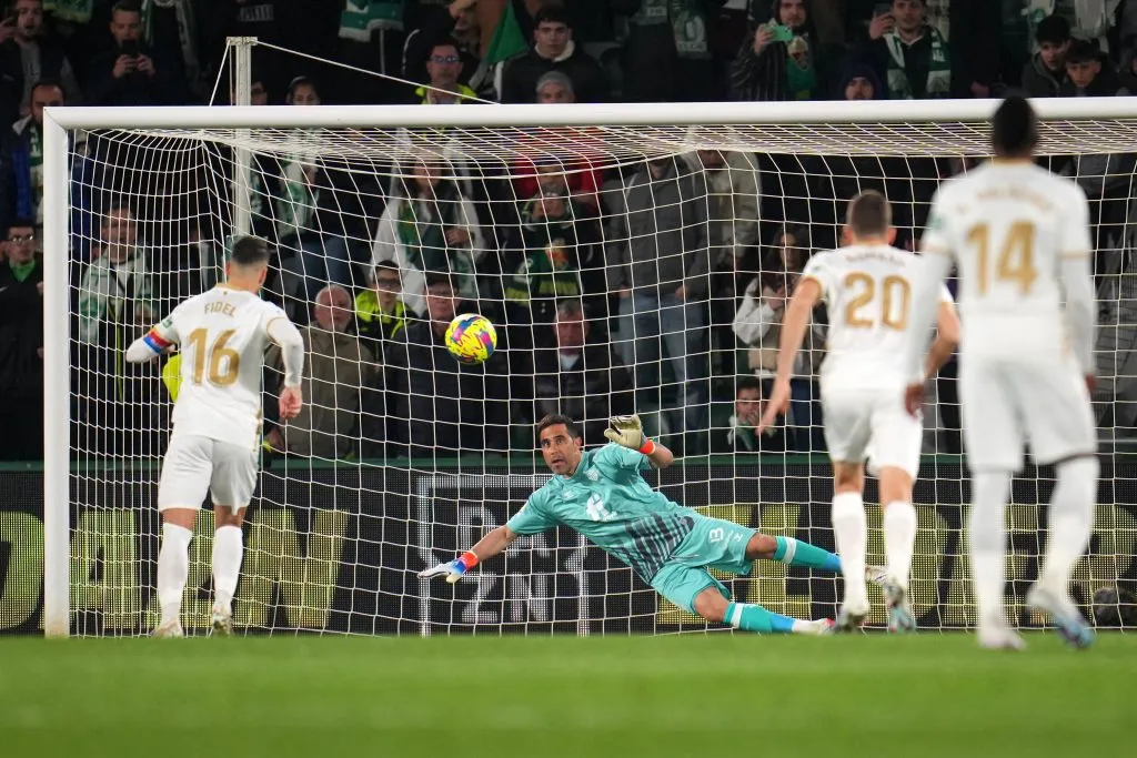 Claudio Bravo ha jugado 20 partidos y ha recibido 21 goles en esta temporada 2022-23 con el Real Betis. | Foto: Getty Images.