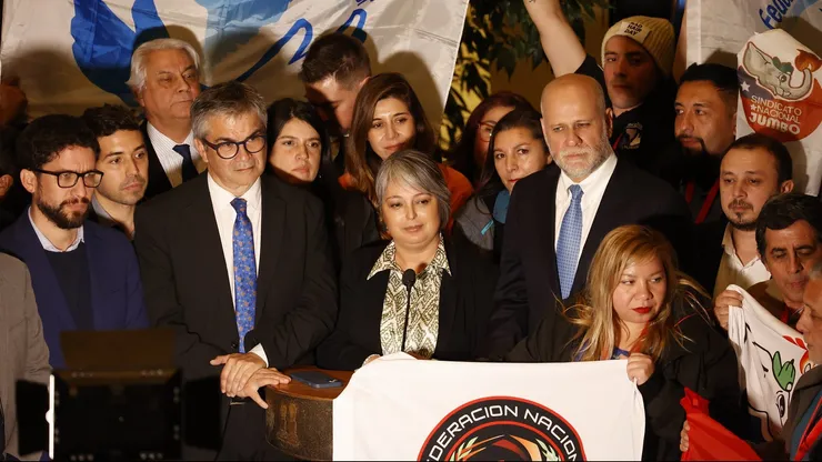 La ministra del trabajo Jeannette, junto al ministro de hacienda Mario Marcel y el ministro de la Segpres Álvaro Elizalde ofrece un punto tras la sesión de la Cámara de Diputados en la que se aprobó el proyecto de aumento del salario mínimo a 500 mil.