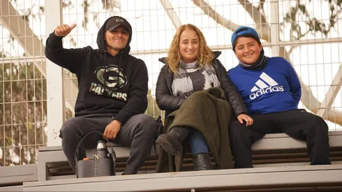 Chupete Suazo llegó con toda su familia hasta Pudahuel para estar con sus hijas.