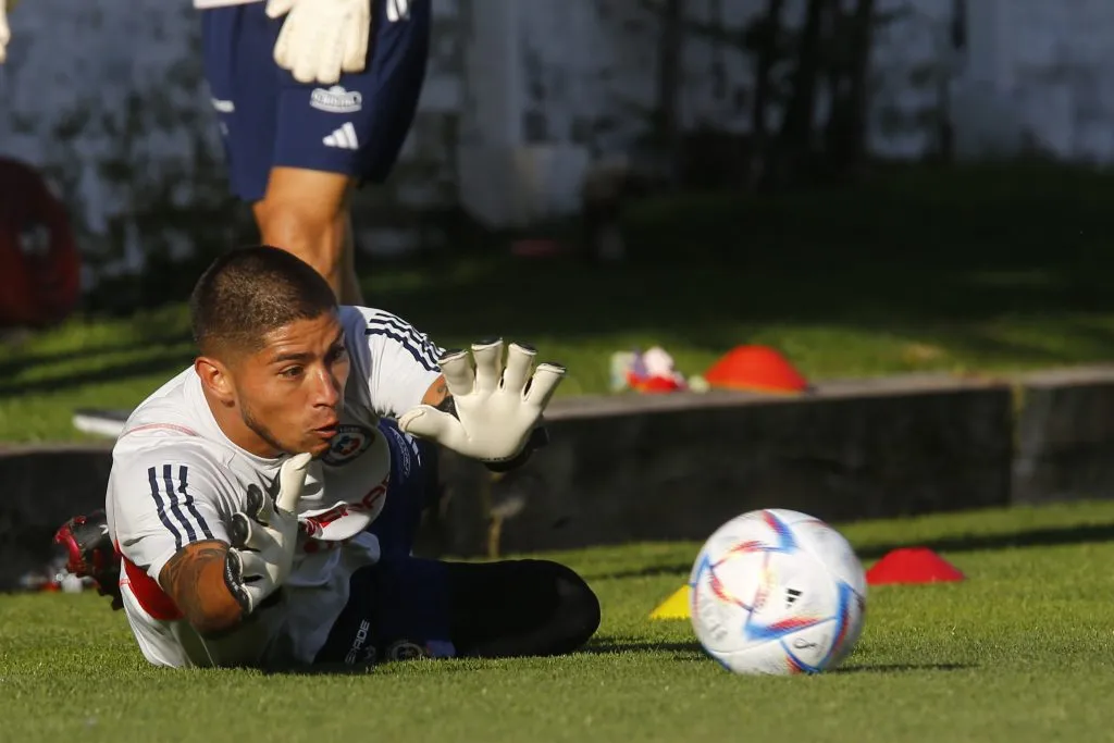 Brayan Cortés en una de las prácticas de la Roja en 2023. (Marcelo Hernández/Photosport)