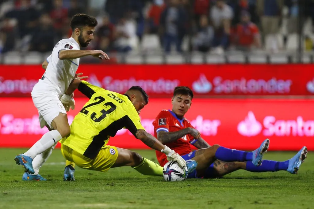 Brayan Cortés en acción por la Roja en la derrota ante Uruguay por las Clasificatorias a Qatar 2022. (Marcelo Hernández/Getty Images)