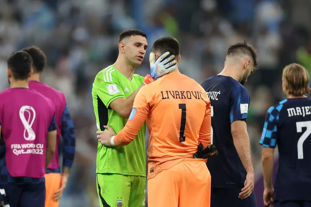 Dibu Martínez consuela a Dominik Livakovic luego del 3-0 que Argentina le propinó a Croacia en la semifinal del Mundial de Qatar 2022. (Lars Baron/Getty Images)