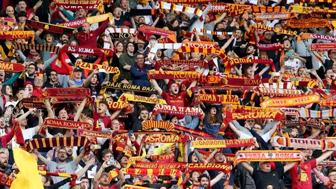 Polémica: graduación de la hija bióloga se topa con la final de la Europa League y prefiere el partido de la Roma.