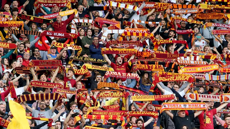 Polémica: graduación de la hija bióloga se topa con la final de la Europa League y prefiere el partido de la Roma.