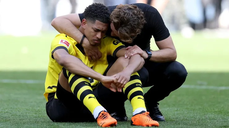Edin Terzic consuela a Jude Bellingham tras perder la Bundesliga. El inglés dejará el Borussia Dortmund para ir al Real Madrid de España.