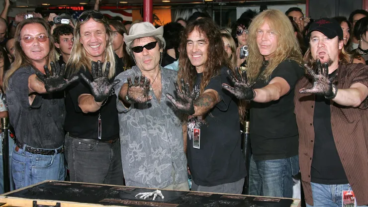 Histórico momento viven fans de Iron Maiden al cantar en vivo un éxito.