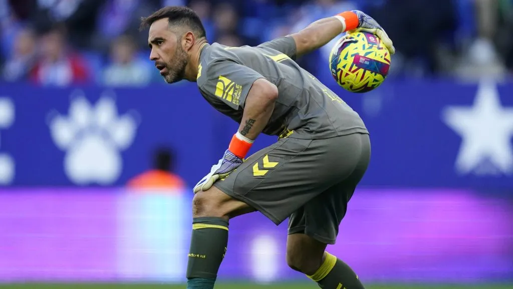 Claudio Bravo seguirá defendiendo el arco del Real Betis en la próxima temporada y jugará hasta los 41 años, por ahora. Foto: IMAGO.