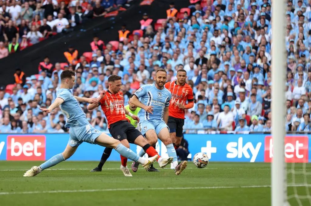 El zurdazo de Jordan Clark que puso en ventaja al Luton Town ante el Coventry City.  (Alex Pantling/Getty Images)