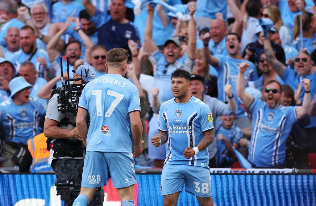 Gustavo Hamer celebra con Viktor Gyökeres el 1-1 entre Coventry City y el Luton Town. (Alex Pantling/Getty Images)