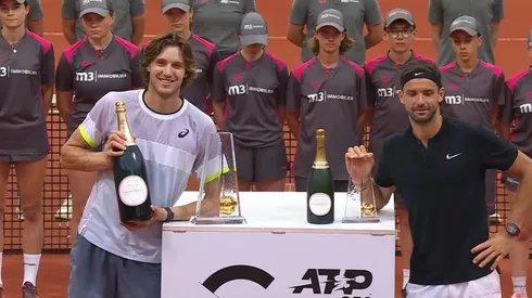 Nicolás Jarry festeja su segundo título de la temporada.