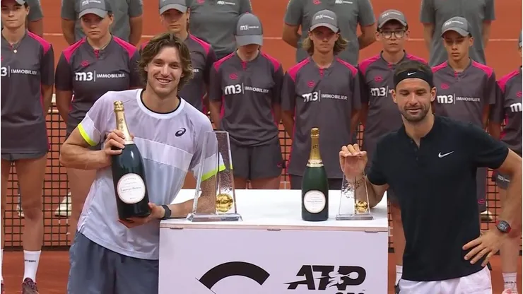Nicolás Jarry festeja su segundo título de la temporada.