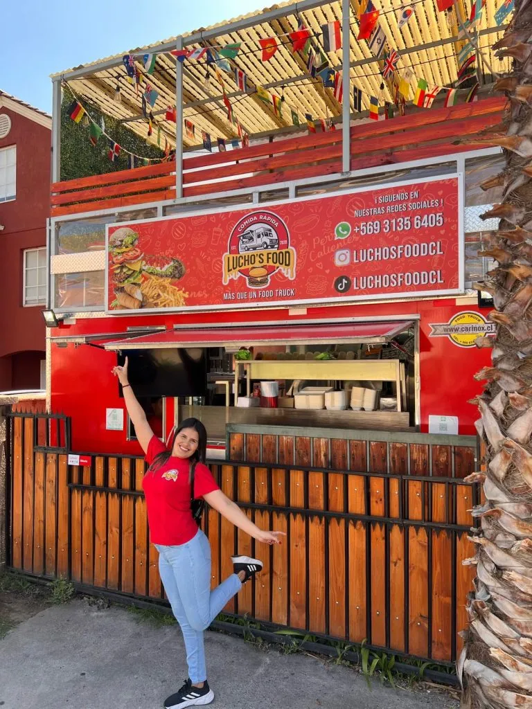 Paola en la entrada de su foodtruck, Lucho’s Food | Foto: Cedida