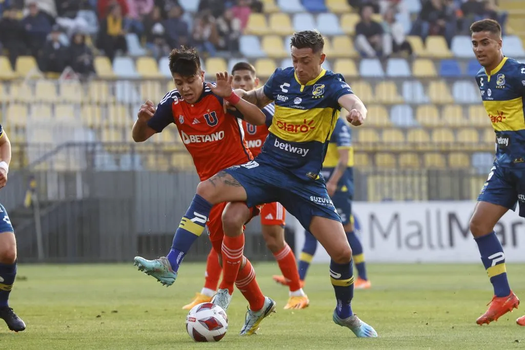 Rodrigo Echeverría en acción ante la U. de Chile. Aparentemente la salida del “20” al fútbol mexicano es inminente. (Raúl Zamora/Photosport).