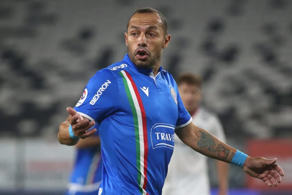 Marcelo Díaz en acción ante Colo Colo en el estadio Monumental. (Jonnathan Oyarzún/Photosport)