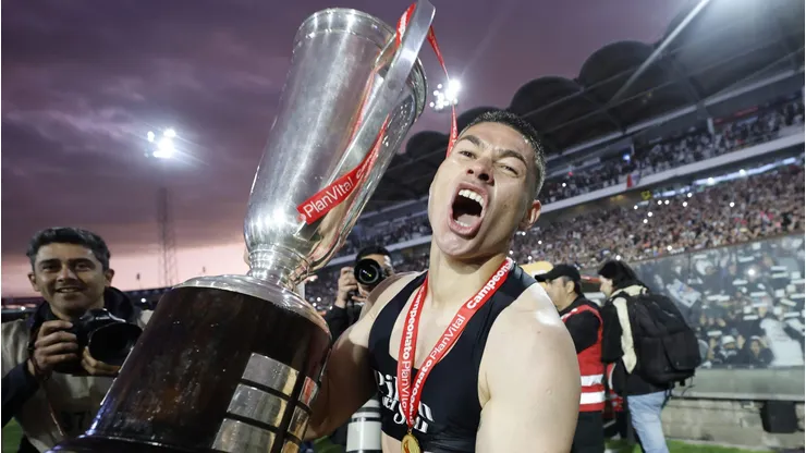 Óscar Opazo celebra el título 33 de Colo Colo en los Campeonatos Nacionales. ¿Volverá desde Racing Club al Monumental?