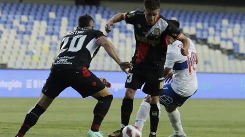 Cristopher Barrera controla el balón ante la mirada de Federico Castro. Dos de los cuatro casos de indisciplina que tuvo Curicó Unido en el primer semestre de 2023.