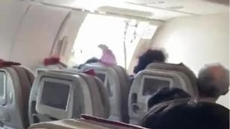 VIDEO: Pasajero abre el avión en pleno vuelo pero logran aterrizar