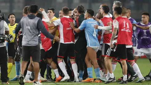 Encuentro entre River Plate y Sporting Cristal termina en duros enfrentamientos.