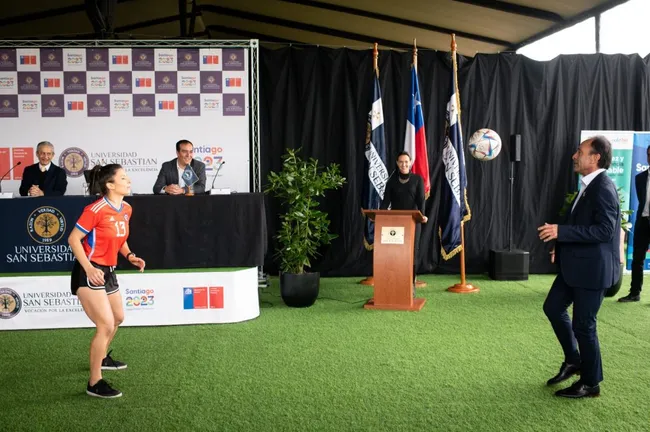 Jaime Pizarro participó en una exhibición de freestyle con la especialista Catalina Vega.