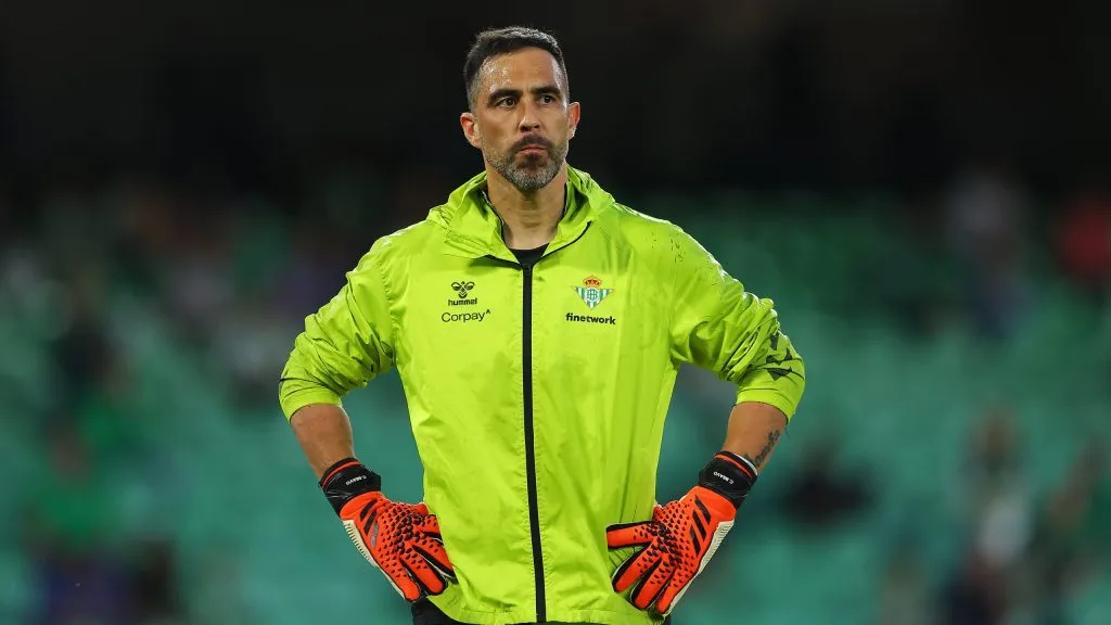 Aún sin estar jugando, Claudio Bravo demuestra su liderazgo en el Real Betis. Foto: Getty Images.