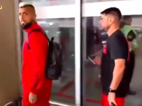 Vidal se agarra con hincha en llegada del Flamengo a Brasil