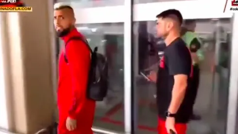 Arturo Vidal fue recibido con críticas en el aeropuerto y se enojó con un hincha por sus gritos. Foto: Twitter