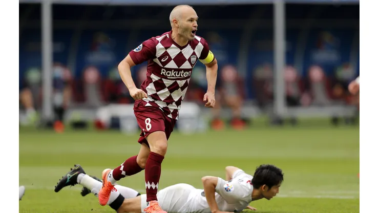 Iniesta deja su club en Kobe y aseguran que Unión Española lo quiere fichar