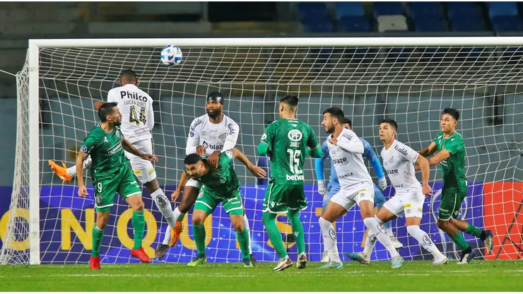 Santos acusó ataques racistas por parte de la fanaticada de Audax Italiano.