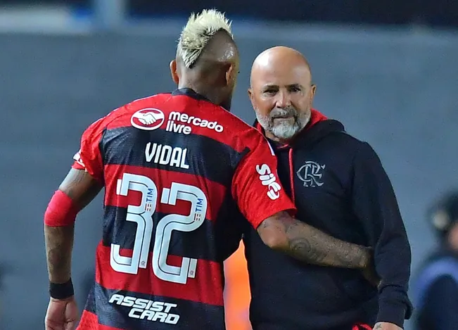 Pese a reencontrarse con Jorge Sampaoli en este 2023, Arturo Vidal no ha podido ganarse al siempre exigente medio brasileño. ¿Será Colo Colo su destino en caso de partir? | Foto: Getty Images.